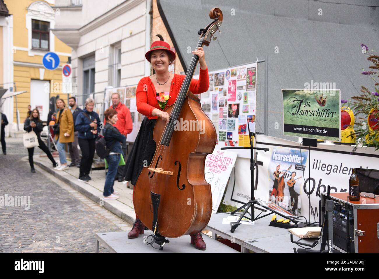 Performance de l'Isar bateliers à l'arrondissement festival 'Ois Giasing' en face de la chambre d'horloger en Giesing. [Traduction automatique] Banque D'Images