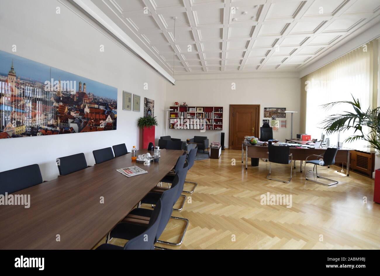Table de réunion dans l'étude de l'Éternel Maire Dieter Reiter à Munich l'Hôtel de Ville. [Traduction automatique] Banque D'Images