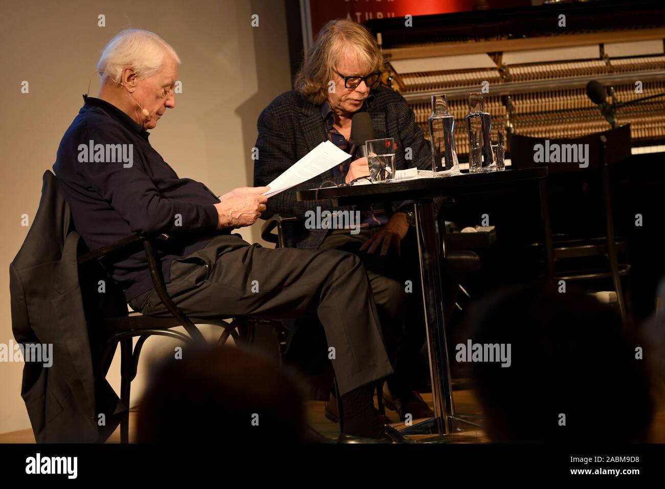 Le réalisateur Alexander Kluge (l.) et la musique clown Helge Schneider avec la pensée show 'Pluniversum' dans la Literaturhaus de Munich. [Traduction automatique] Banque D'Images