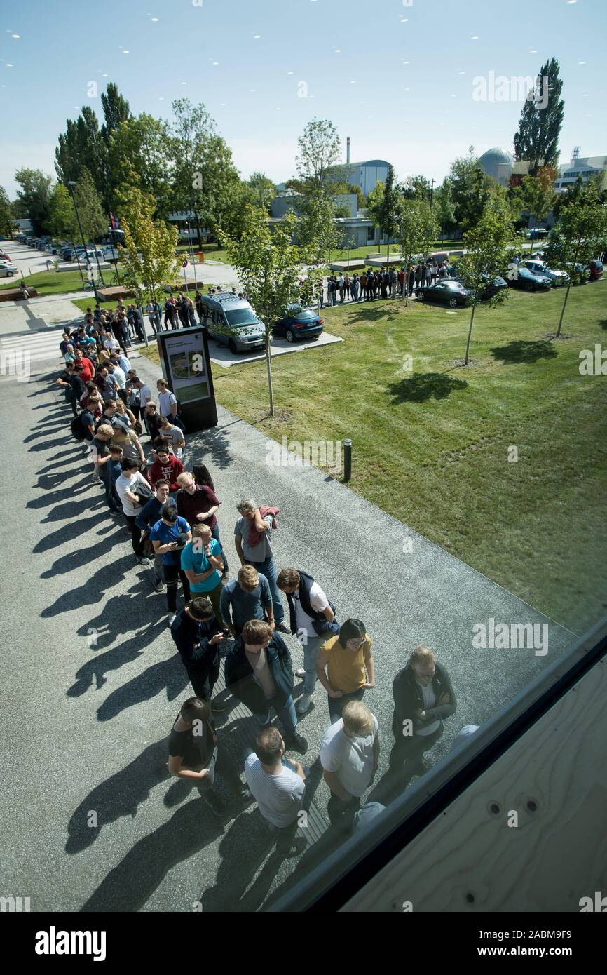 30-06-2009 Ouverture du nouveau sur le campus de l'Université technique de Munich (TUM) à Garching. La photo montre la file d'étudiants qui ont à faire la queue jusqu'à se rendre à la première de gratuit. [Traduction automatique] Banque D'Images