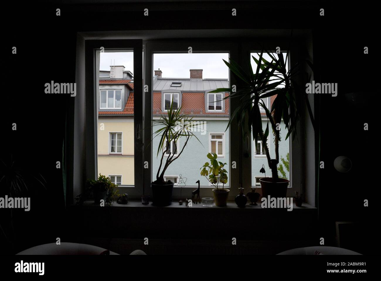 Vue depuis une chambre noire à l'extérieur dans la lumière dans une maison d'habitation à Munich. La maison a été vendue à une coopérative d'habitation au lieu de pour un investisseur privé. [Traduction automatique] Banque D'Images