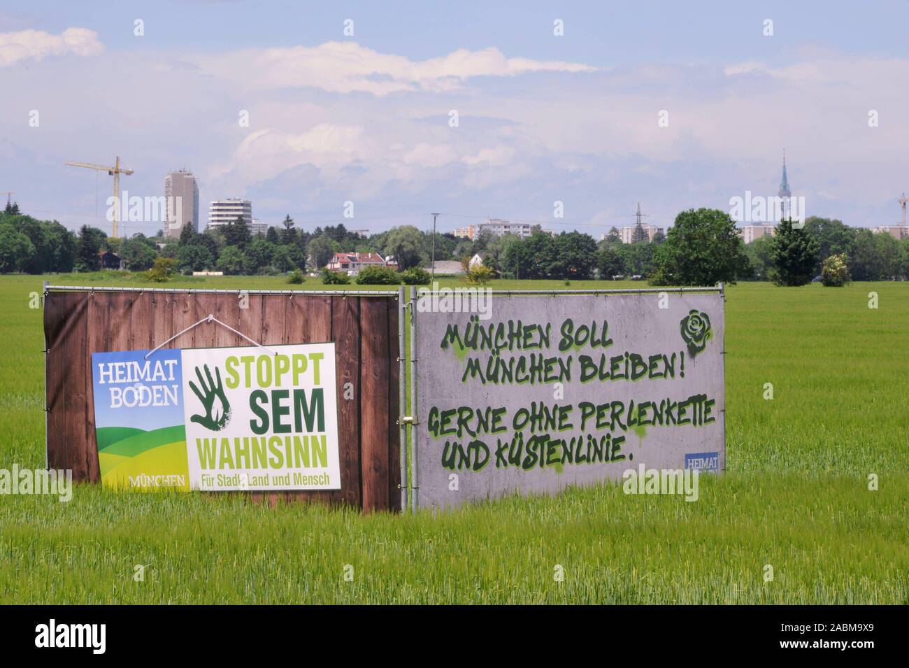 Avec des affiches, les résidents près du coin de Salzstraße et Dornacher Weg dans Englschalking protester contre les plans d'un nouveau quartier dans la banlieue nord-est de Munich, entre Daglfing Englschalking, Johanniskirchen et. De nouvelles grandes zones résidentielles sont à développer dans ce domaine sous le mot-clé "Développement urbain mesurer au nord-est' (SEM) au nord-est. [Traduction automatique] Banque D'Images