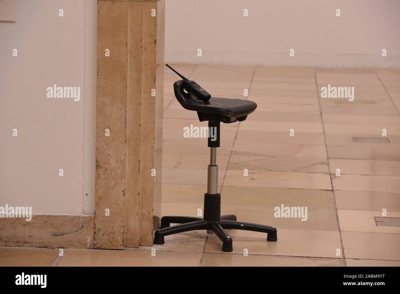 Chaise vide symbolique d'un superviseur à une action de protestation du conseil d'entreprise à la Haus der Kunst contre le projet de la réduction du personnel en sous-traitant les domaines de la supervision, à la caisse et la porte. [Traduction automatique] Banque D'Images
