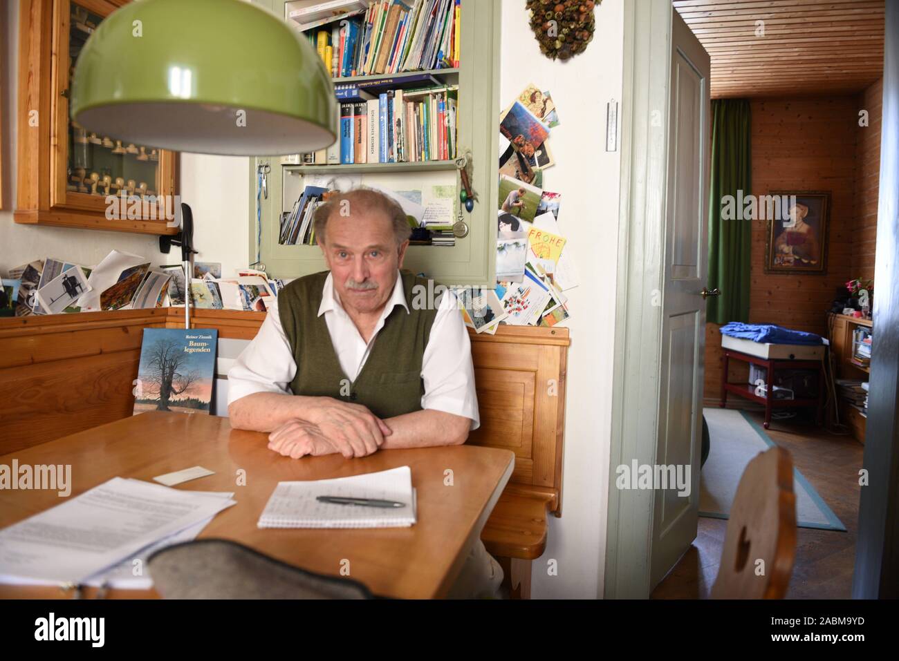 Le peintre et illustrateur Rainer Zimnik dans son appartement avec studio sous le toit de la maison Veterinärstraße 8 à Maxvorstadt. En raison du succès d'une combinaison d'expulsion déposée par la maison des propriétaires en raison de leurs propres besoins, les 88 ans a l'artiste de quitter son domicile après six décennies. [Traduction automatique] Banque D'Images