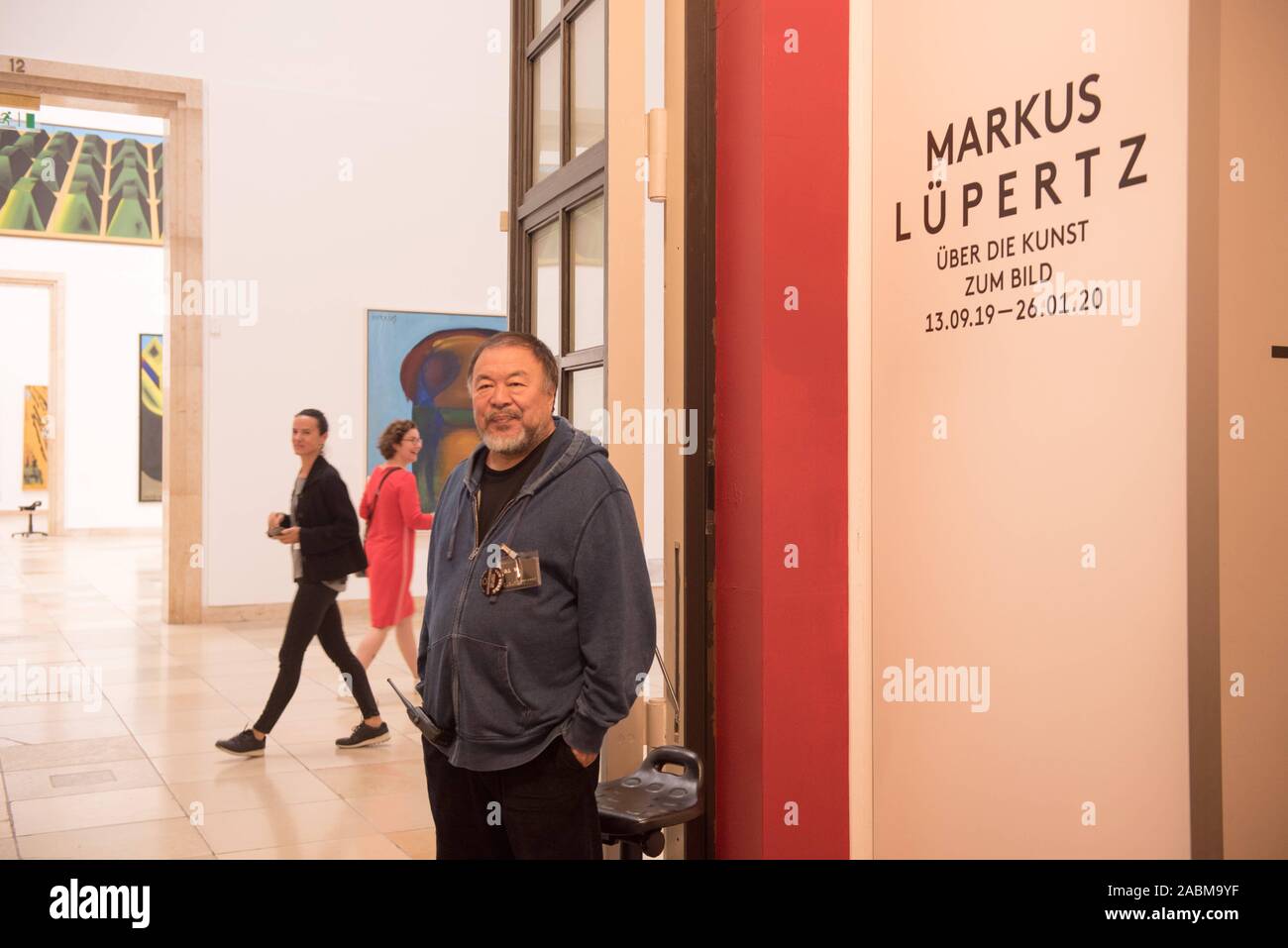 Ai Weiwei durant une action de protestation du conseil d'entreprise à la Haus der Kunst contre le projet de la réduction du personnel en sous-traitant les domaines de la supervision, à la caisse et la porte. Dans l'image, l'artiste chinois se déchire les billets d'admission à l'entrée de l'exposition Markus Lüppertz, et donc vendus lui-même avec les employés de la Chambre qui sont menacés de licenciement. [Traduction automatique] Banque D'Images