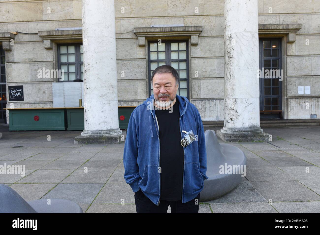 Ai Weiwei durant une action de protestation du conseil d'entreprise à la Haus der Kunst contre le projet de la réduction du personnel en sous-traitant les domaines de la supervision, à la caisse et la porte. La photo montre l'artiste chinois en face du musée. [Traduction automatique] Banque D'Images