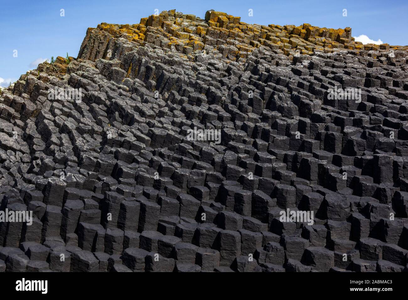 La formation de la roche basaltique de l'île de Staffa dans les îles Treshnish dans les Hébrides intérieures, au large de la côte ouest de l'Ecosse. Banque D'Images