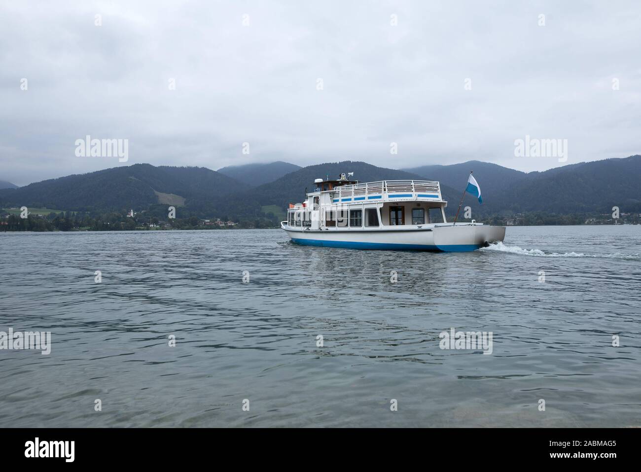 Un bateau ferry fonctionne sur le Tegernsee. [Traduction automatique] Banque D'Images