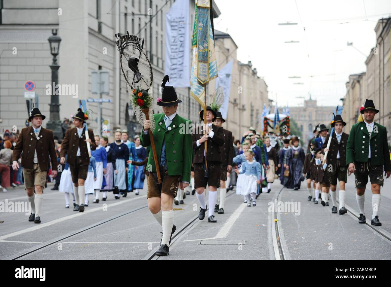 Heimat und Volkstrachtenverein à Starnberg le costume traditionnel et les tireurs procession au début de l'Oktoberfest de Munich. [Traduction automatique] Banque D'Images