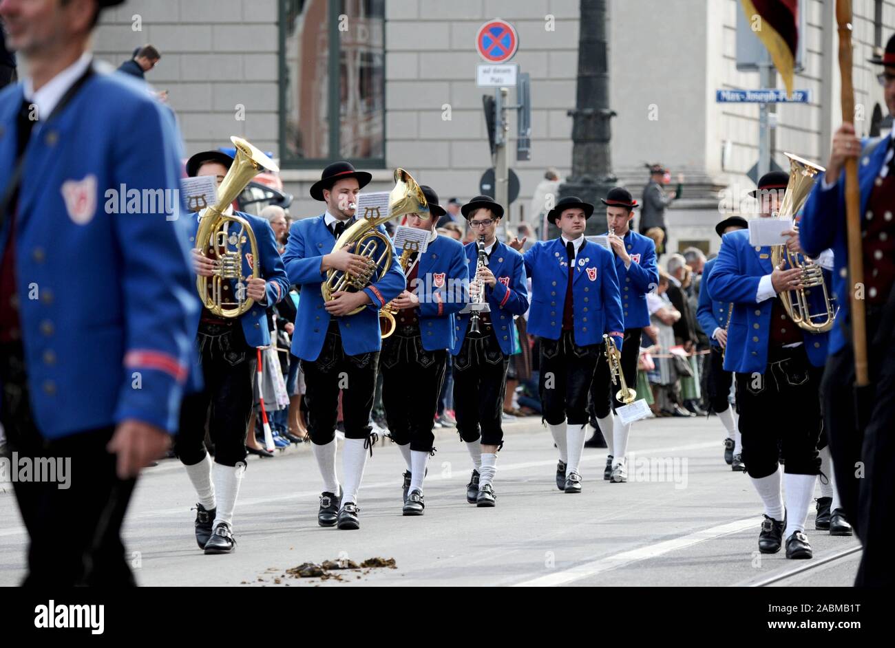 La chapelle des garçons à Dachau le costume traditionnel et le cortège de tireurs au début de l'Oktoberfest de Munich. [Traduction automatique] Banque D'Images
