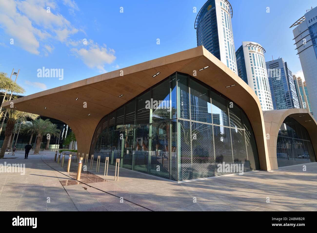 Doha, Qatar - novembre 21. 2019. Station de métro DECC à l'extérieur Banque D'Images