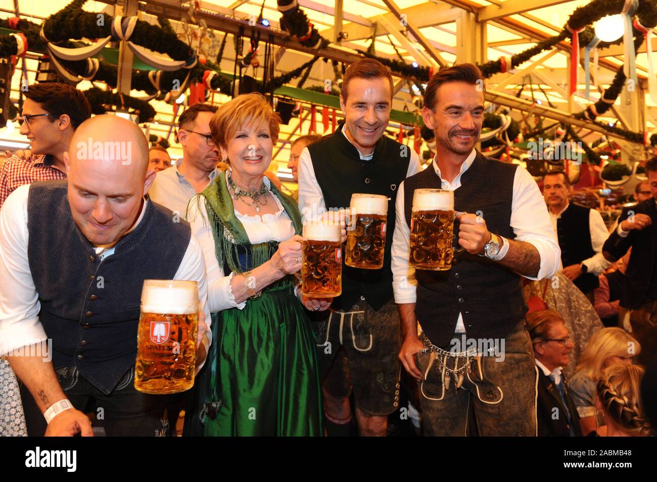 Wiesn ouverture dans la Schottenhamel de cadrage. Ici Caroline Reiber, Kai Pflaume et Florian Silbereisen avec Masskrügen. [Traduction automatique] Banque D'Images