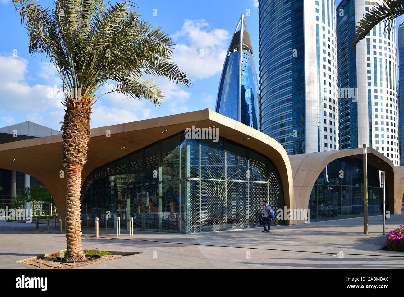 Doha, Qatar - novembre 21. 2019. Station de métro DECC à l'extérieur Banque D'Images