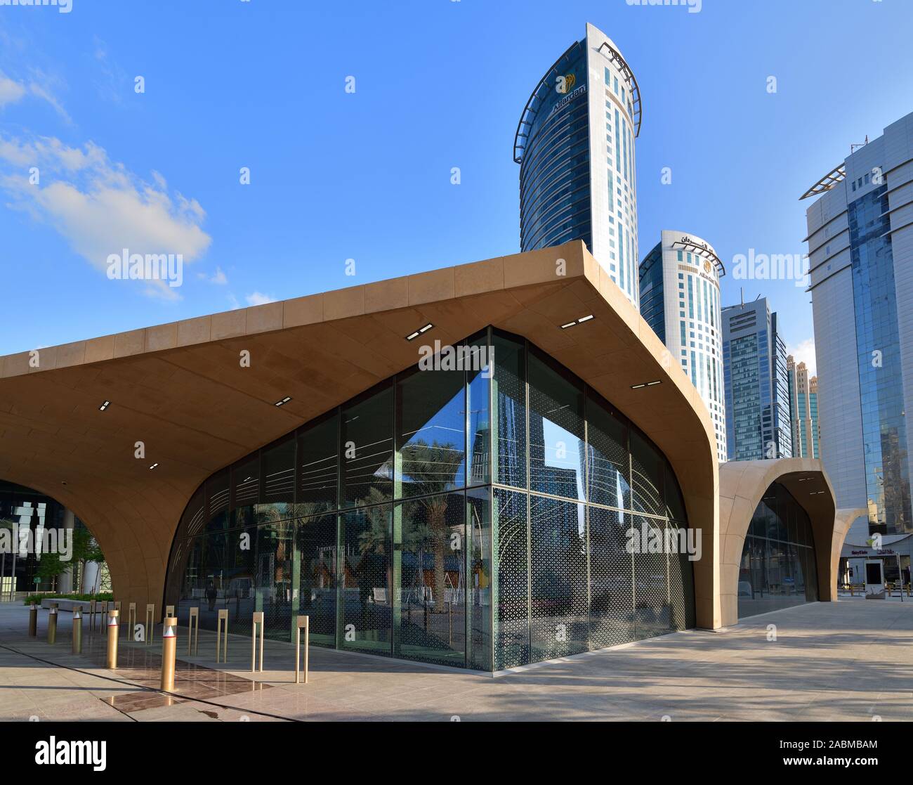 Doha, Qatar - novembre 21. 2019. Station de métro DECC à l'extérieur Banque D'Images