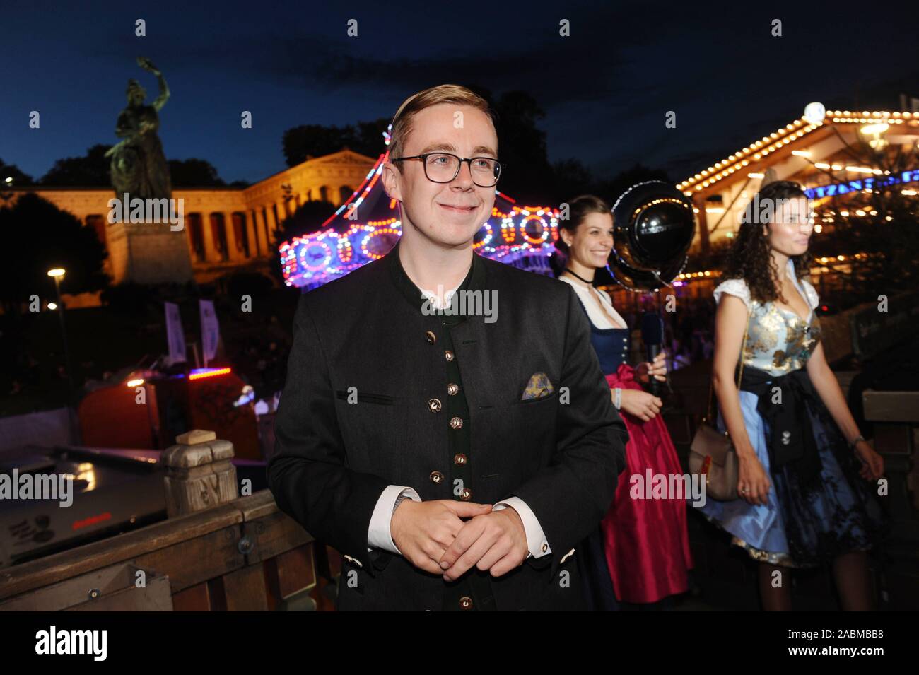 Philipp politicien Amthor au Wiesn-Almauftrieb traditionnels dans le Käfer de cadrage. [Traduction automatique] Banque D'Images