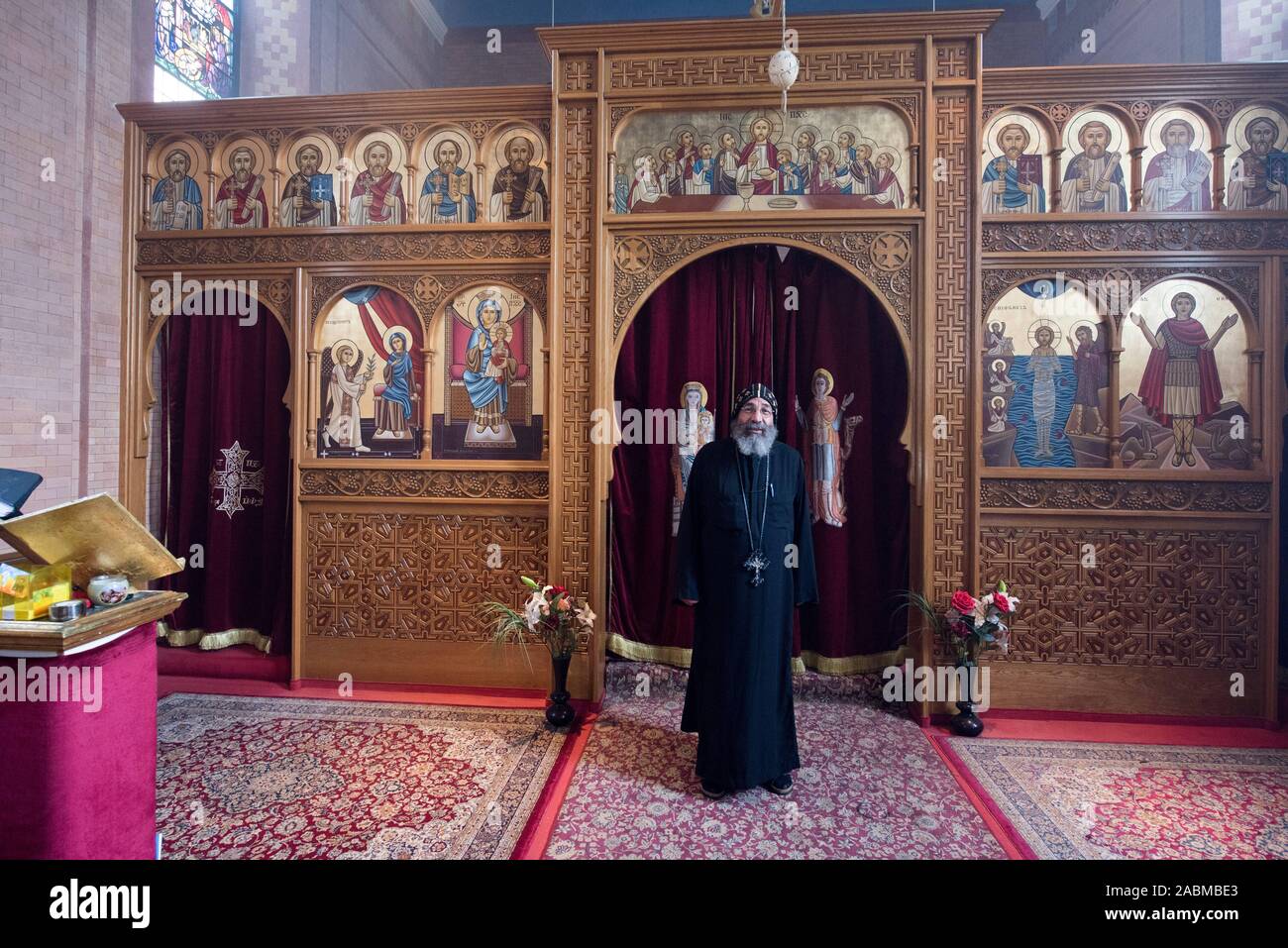 Père Deuscoros El-Antony, Archiprêtre de la paroisse Copte Orthodoxe de Munich, dans l'église de saint Mina sur Josephsburgstraße dans le quartier de Berg am Laim. [Traduction automatique] Banque D'Images