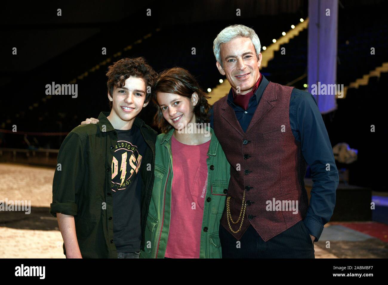 Les acteurs Matteo Miska, Luna et de Gedeon Burkhard Paiano (de gauche à droite) tournage du cinquième et dernier "Ostwind" film "Der Große Orkan' à l'Cavalluna-Showpalast à Munich. [Traduction automatique] Banque D'Images