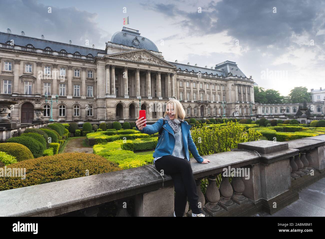 Woman posing sur fond de Palais Royal de Bruxelles, Belgique Banque D'Images
