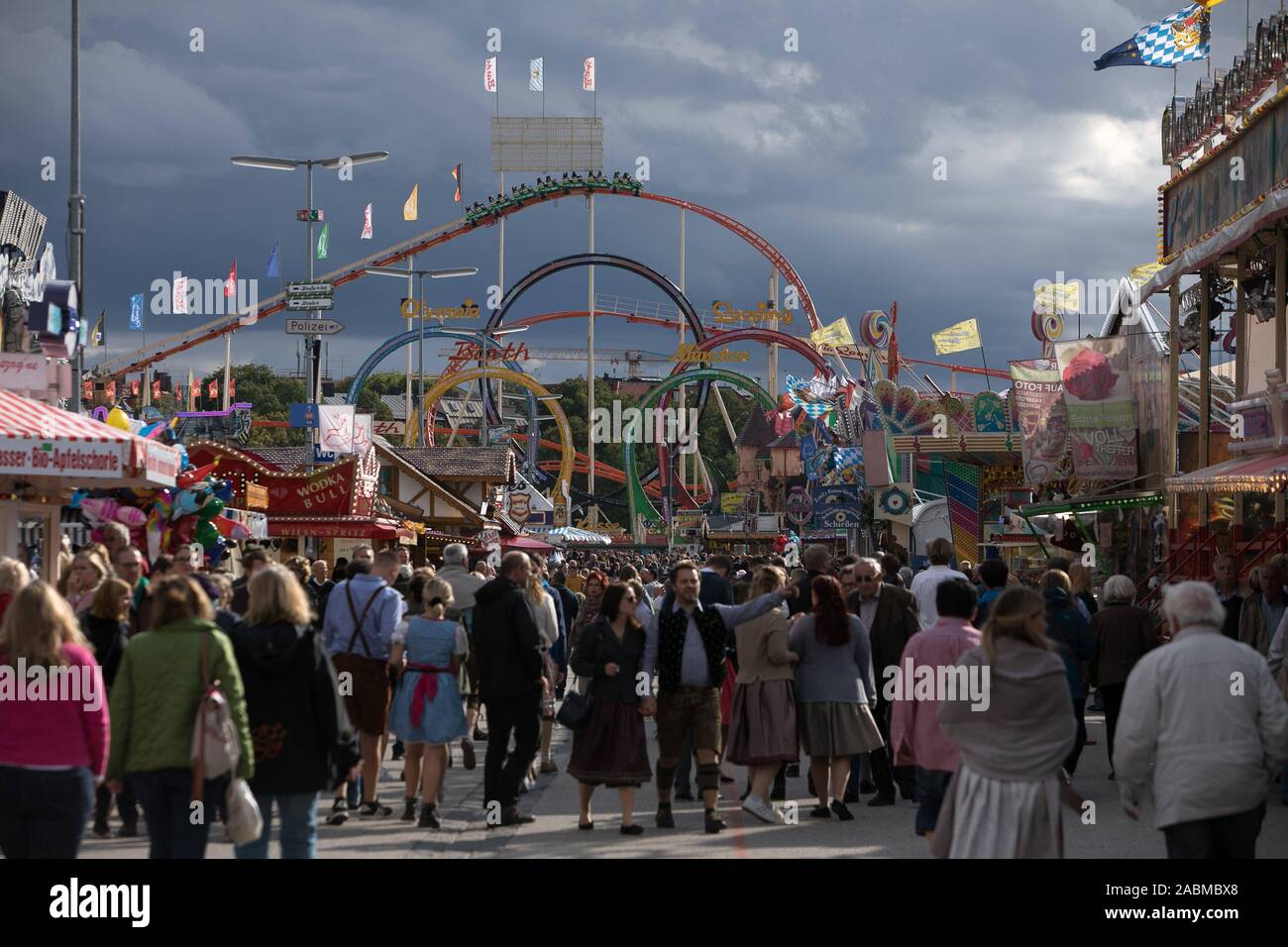 Foule et roller coaster Jeux Olympiques de Munich en boucle sur le Wiesn. [Traduction automatique] Banque D'Images