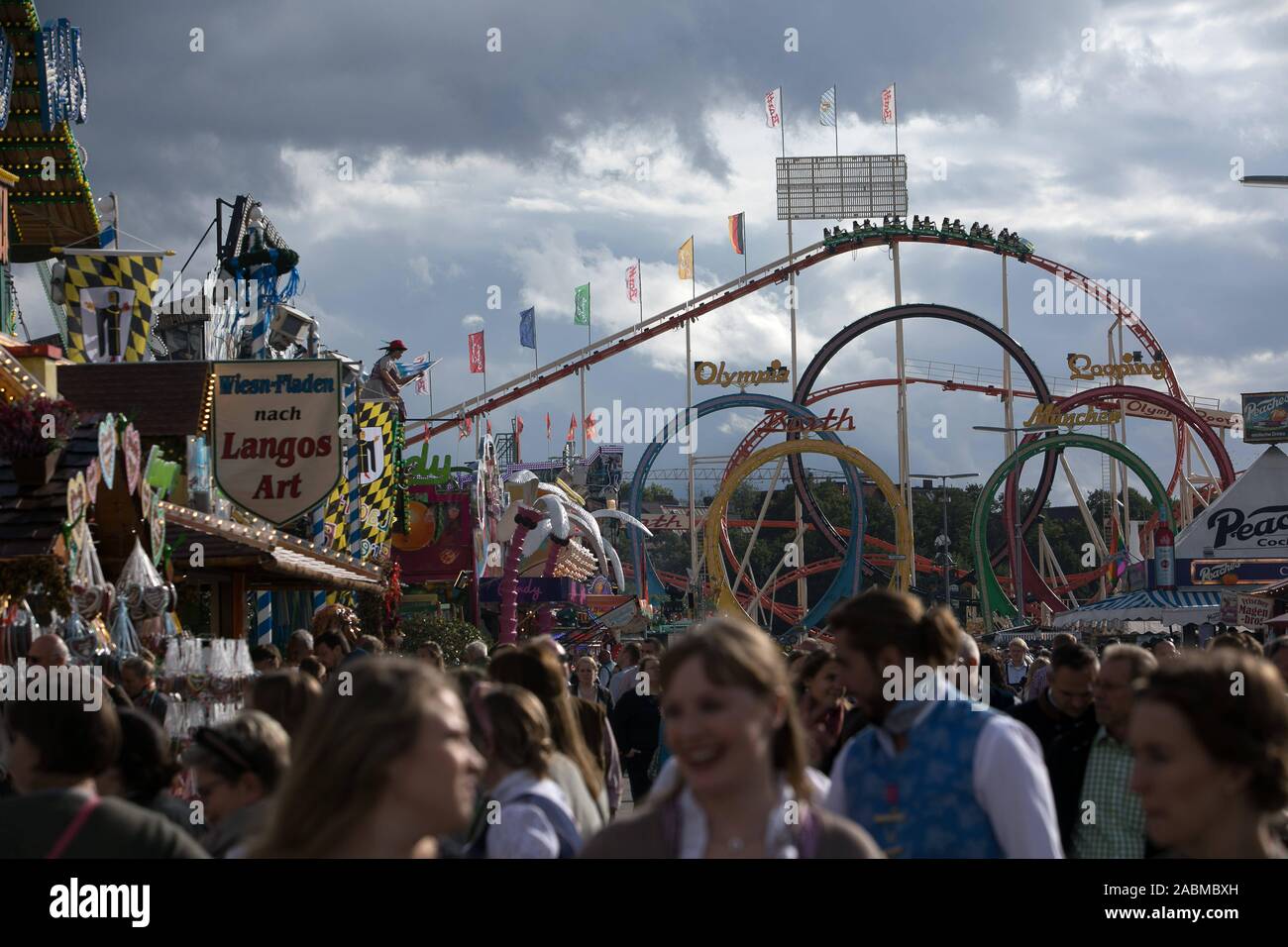 Foule et roller coaster Jeux Olympiques de Munich en boucle sur le Wiesn.  [Traduction automatique] Photo Stock - Alamy