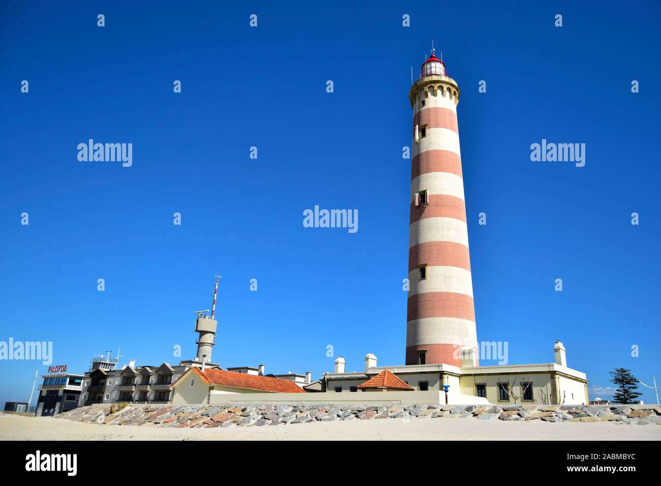 Le phare de Barra Beach près de Peniche au Portugal. C'est le deuxième plus haut phare d'Europe Banque D'Images
