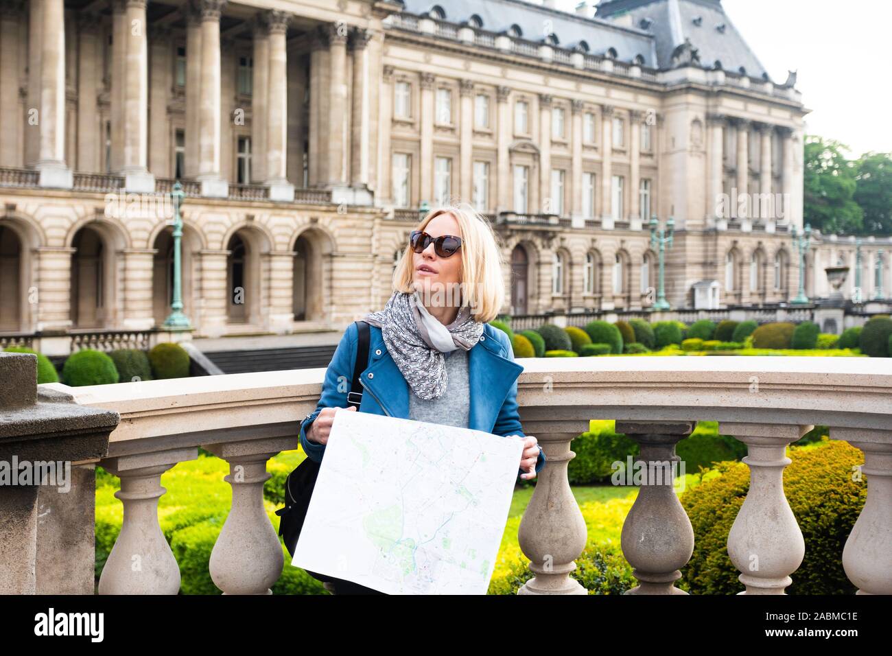 Une femme lit un plan de ville sur fond de Palais Royal de Bruxelles, Belgique Banque D'Images