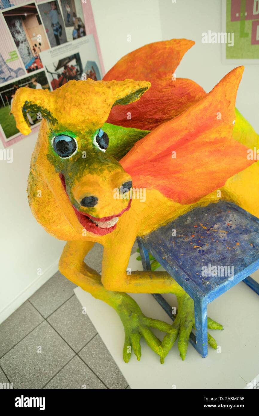 Dragon coloré dans le corridor de l'Heckscher-Klinik für Kinder- und Jugendpsychiatrie dans Deisenhofener Straße à Giesing. L'animal a été créé lors d'une thérapie par l'art et sert de mascotte de la clinique. [Traduction automatique] Banque D'Images