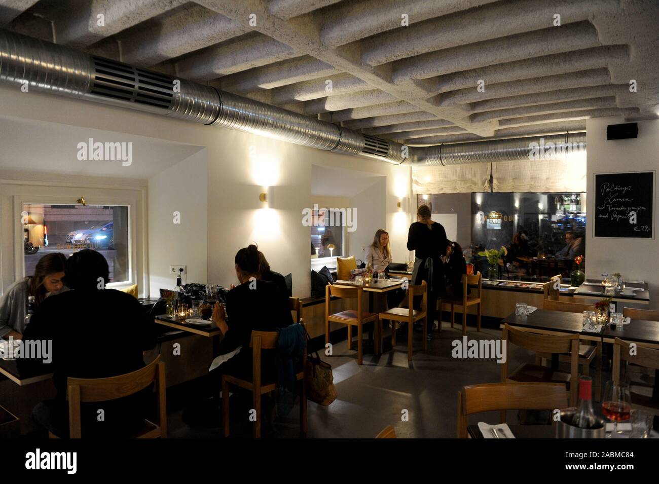 Les clients du restaurant 'Ludwig' 8 à 8 à Munich's Ludwigstraße Maxvorstadt. [Traduction automatique] Banque D'Images