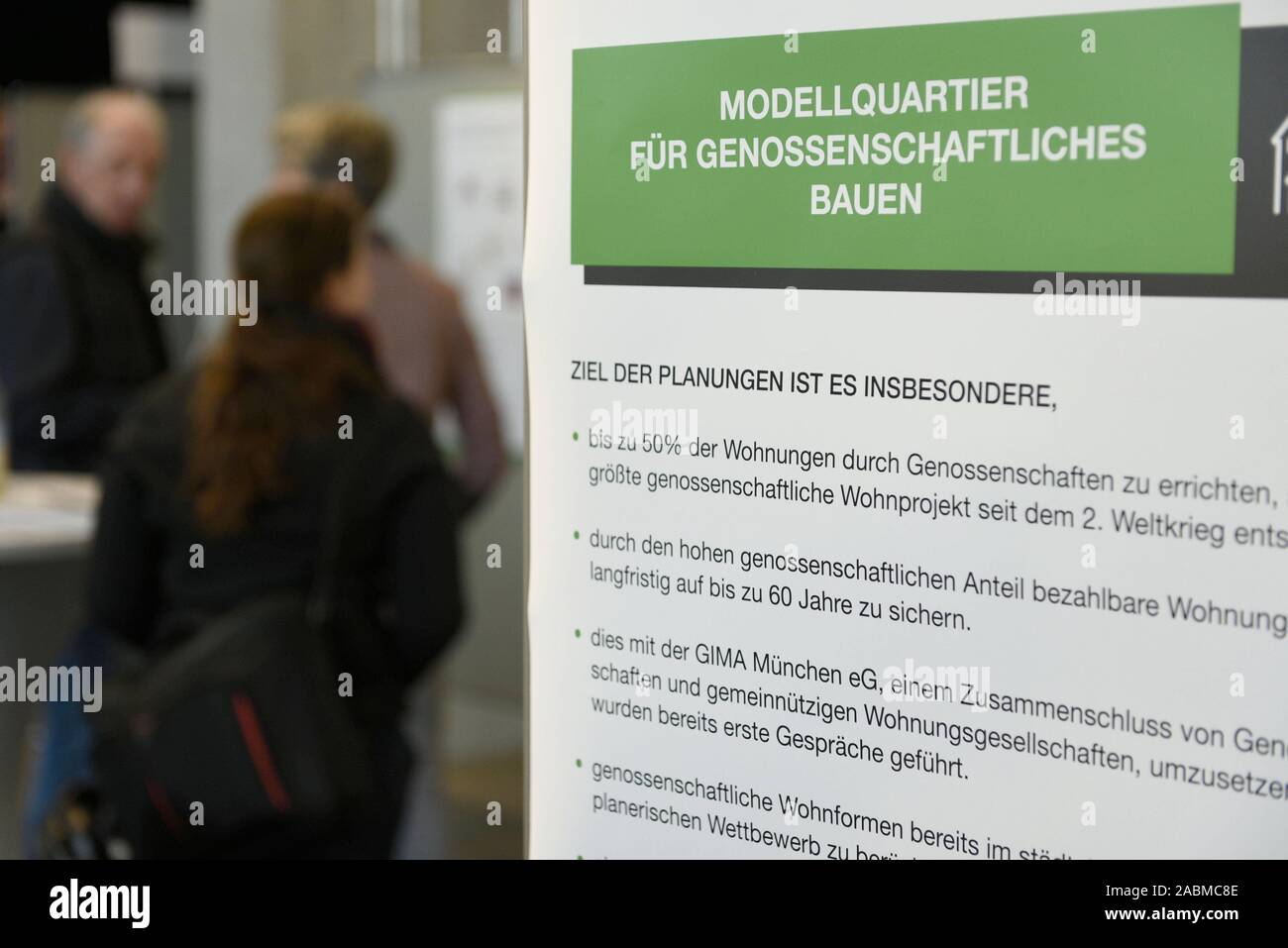 L'information et le dialogue l'événement pour annoncer le développement urbain et la planification du paysage de la concurrence pour l'établissement dans Eggarten Feldmoching. La photo montre une affiche avec le titre "odellquartier genossenschaftliches für Bauen'. [Traduction automatique] Banque D'Images