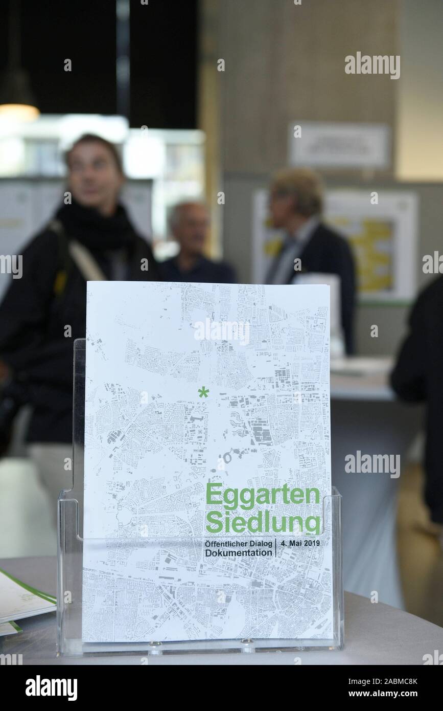 L'information et le dialogue l'événement pour annoncer le développement urbain et la planification du paysage de la concurrence pour l'établissement dans Eggarten Feldmoching. [Traduction automatique] Banque D'Images