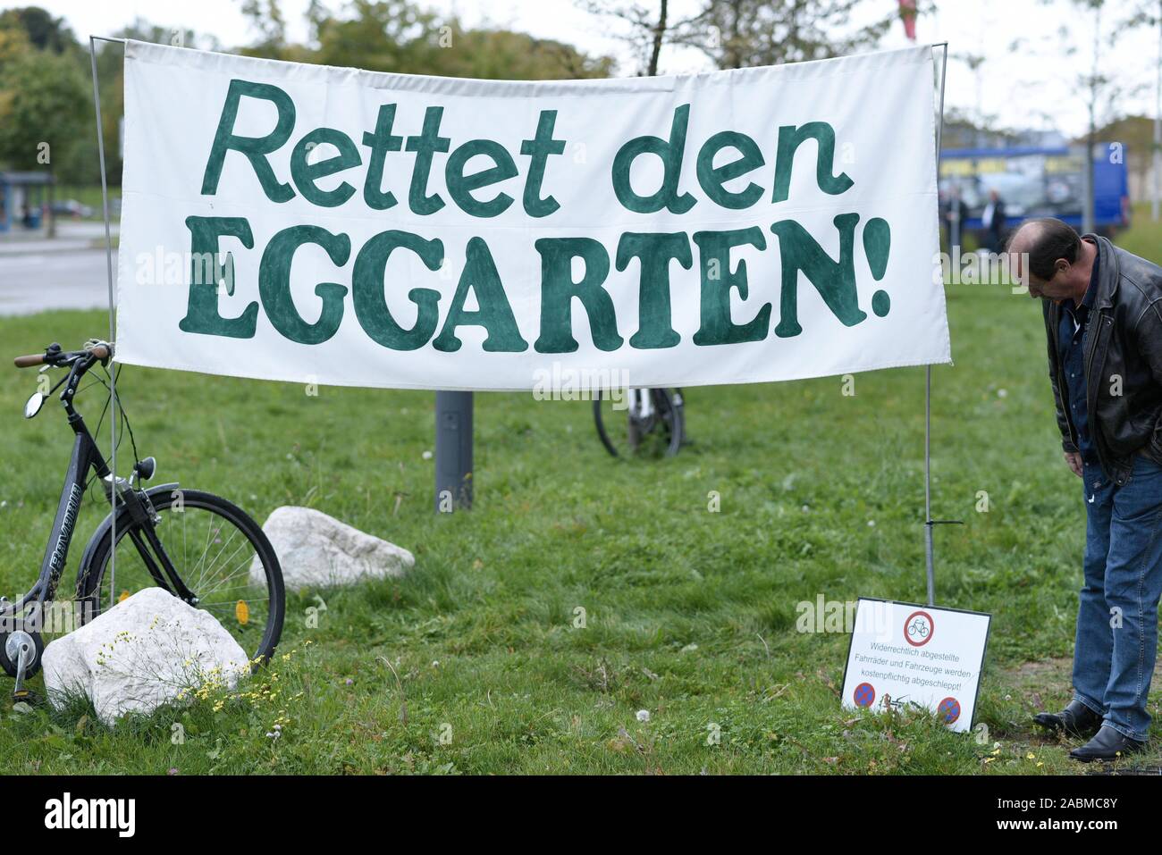 L'information et le dialogue l'événement pour annoncer le développement urbain et la planification du paysage de la concurrence pour l'établissement dans Eggarten Feldmoching. Dans l'image, les résidents de protester contre le nouveau plan de construction avec un 'Save l'Oeuf Jardin" bannière. [Traduction automatique] Banque D'Images