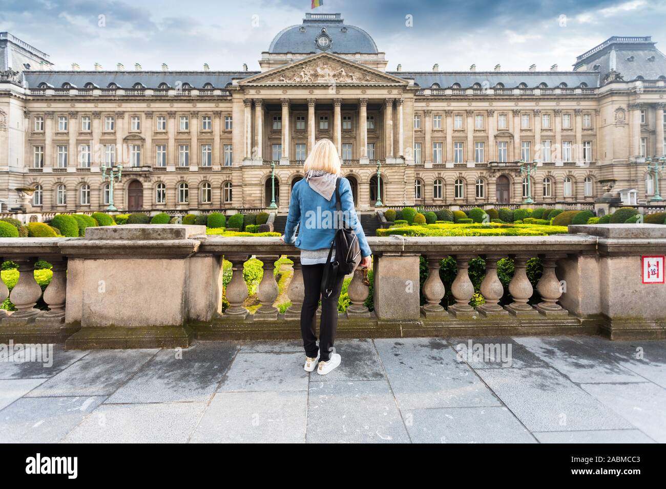 Une femme se tient sur fond de Palais Royal de Bruxelles, Belgique Banque D'Images