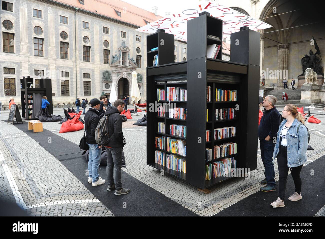 L'Odeonsplatz à Munich devient un grand coin lecture pour StadtLesen. [Traduction automatique] Banque D'Images