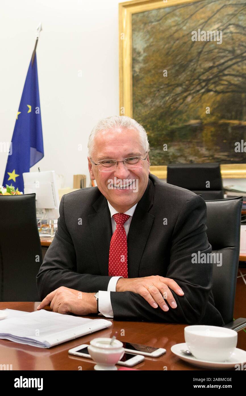 Le ministre de l'Intérieur bavarois, Joachim Herrmann (CSU) dans son bureau dans le ministère de l'Intérieur bavarois de Munich à Odeonsplatz. [Traduction automatique] Banque D'Images