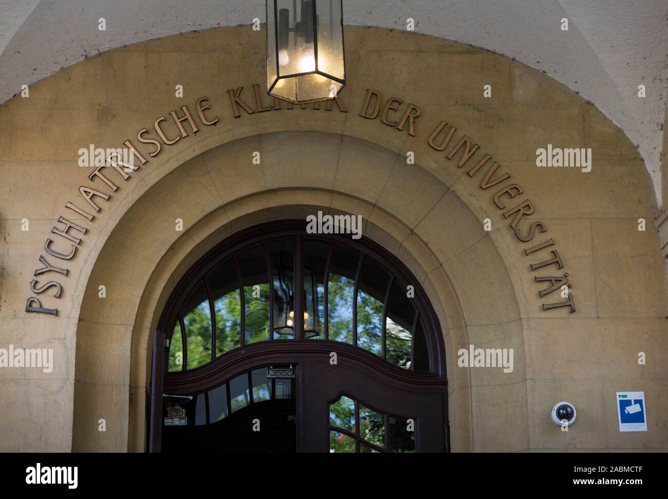 Le portail d'entrée de la clinique psychiatrique de l'Université de Munich dans l'Nussbaumstraße. [Traduction automatique] Banque D'Images