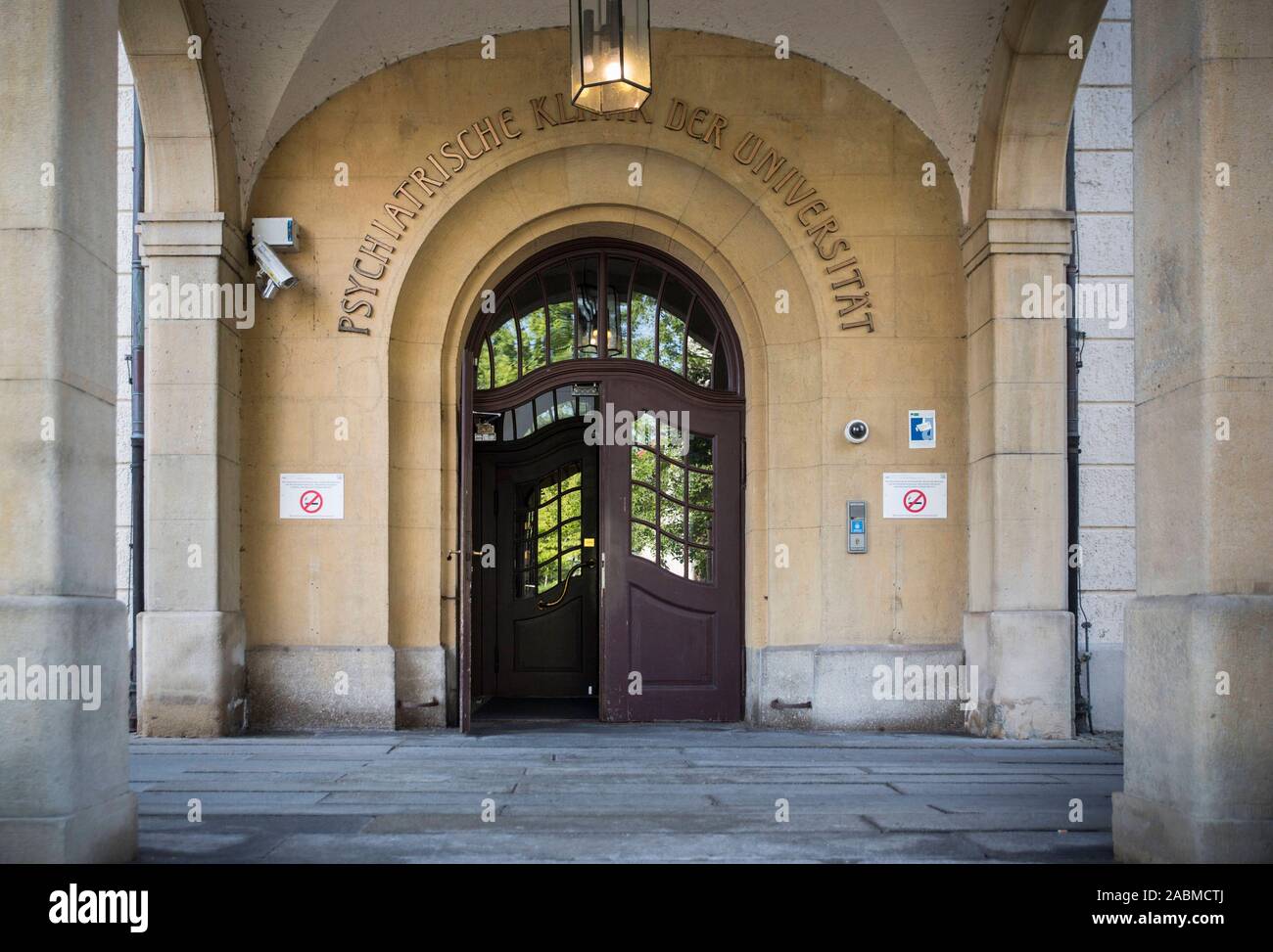 Le portail d'entrée de la clinique psychiatrique de l'Université de Munich dans l'Nussbaumstraße. [Traduction automatique] Banque D'Images
