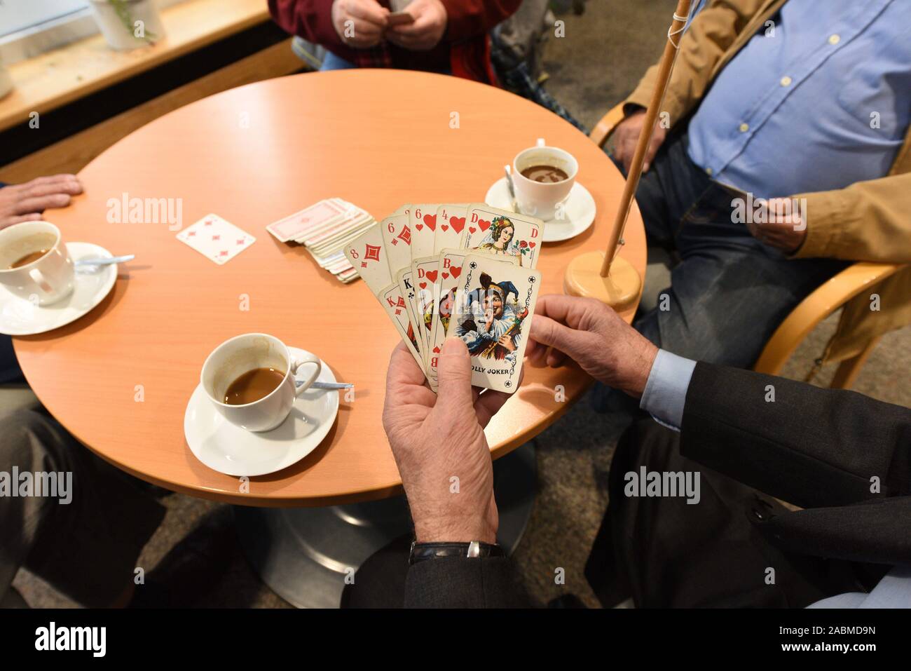 Un Grec de l'ordinaire des hommes à la table Rommee jouer dans le Alten-und Service-Zentrum Milbershofen. [Traduction automatique] Banque D'Images