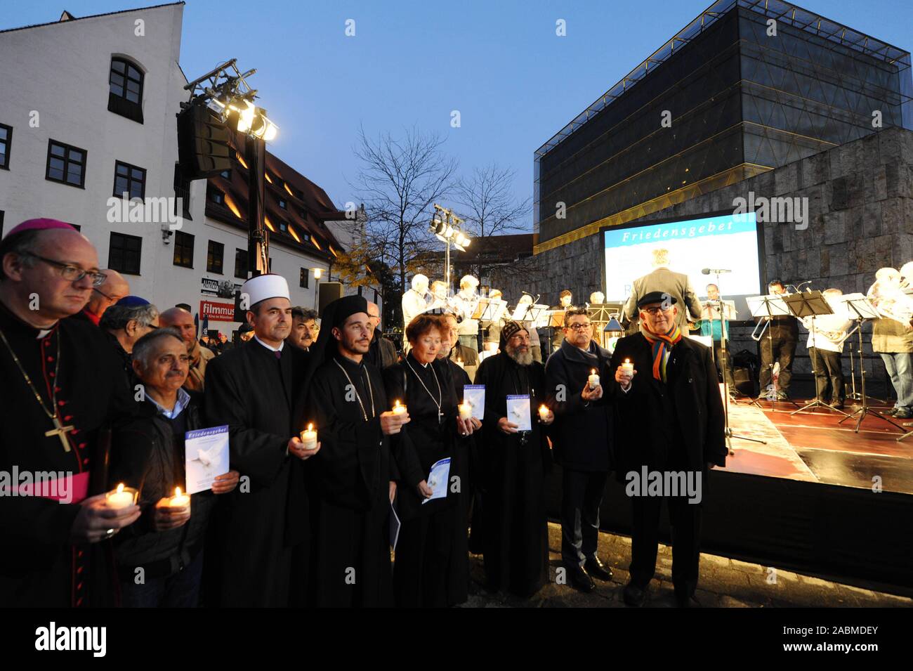 La prière de paix de toutes les religions en face de la synagogue des Juifs à Jakobsplatz Munichers avec plusieurs centaines d'après le saccage de Halle. [Traduction automatique] Banque D'Images