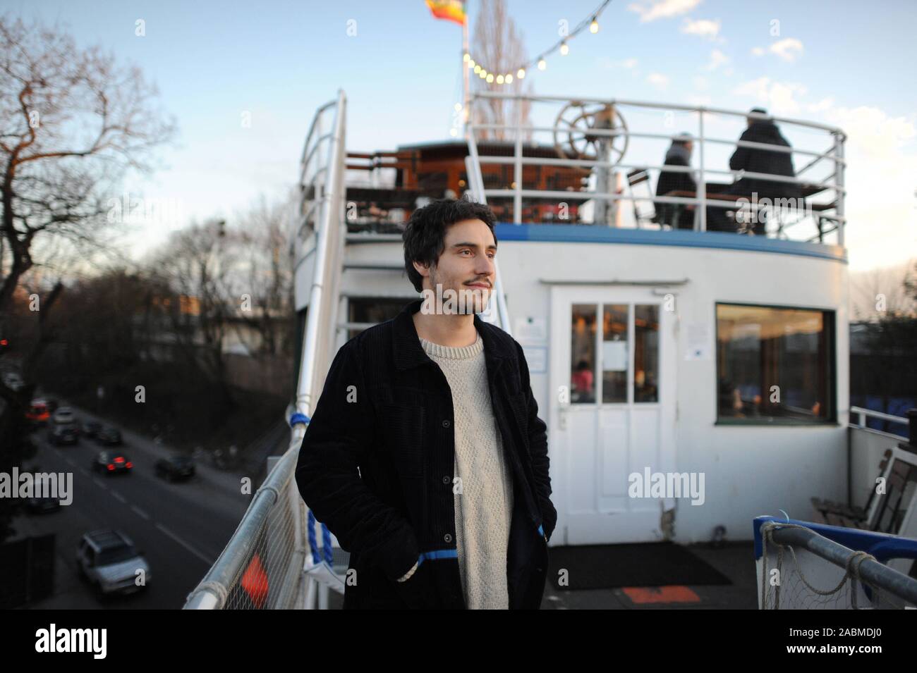 Daniel Hahn, directeur général de 'Bahnwärter Thiel' et l'exploitant de la scène culturelle 'MS Utting' dans Sendling. La mise hors service, l'ancien bateau à vapeur d'excursion de l'Ammersee est maintenant sur la voie d'évitement d'un vieux pont de chemin de fer dans le Lagerhausstraße dans Sendling. [Traduction automatique] Banque D'Images