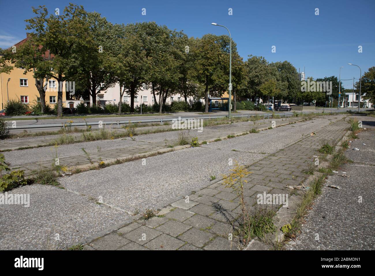 Le Ratzingerplatz à Munich avec ses pistes abandonnés envahis par l'herbe. Cette ligne est à inclure dans le projet de tram à l'ouest de la tangente. [Traduction automatique] Banque D'Images