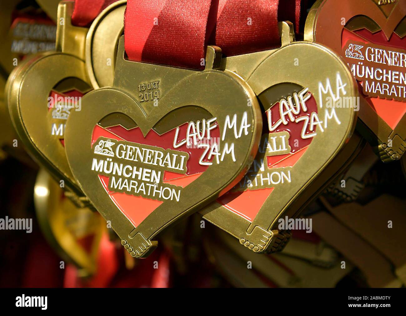 Médailles du module de finition à l'arrivée de la 34e Marathon de Munich. [Traduction automatique] Banque D'Images