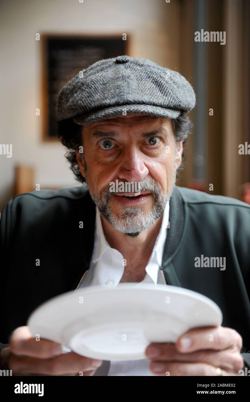 L'acteur, auteur et poète Helmfried von Lüttichau, enregistré dans la Brasserie OskarMaria dans la Literaturhaus Munich. [Traduction automatique] Banque D'Images