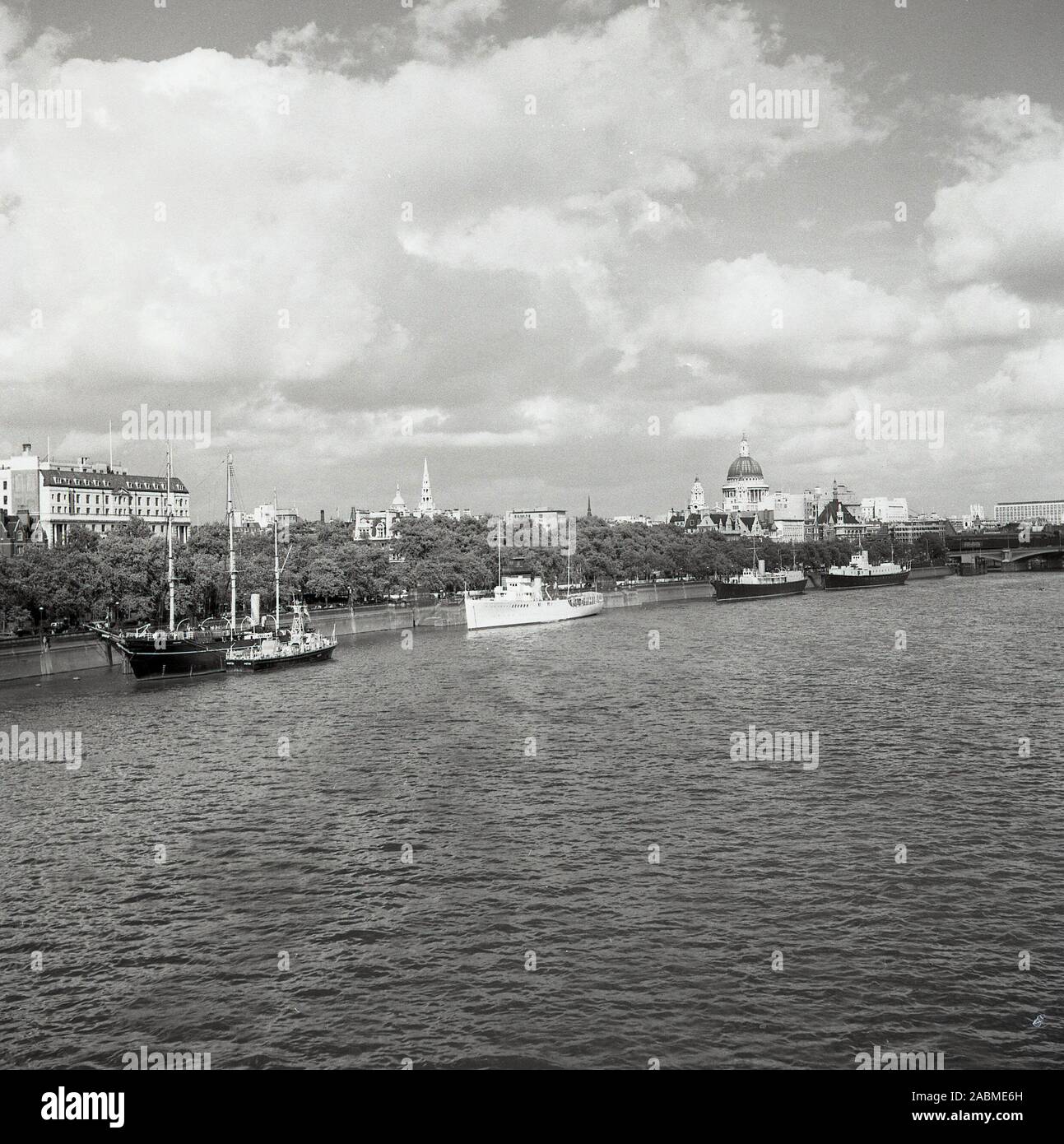 Années 1950, Historica, vue sur la Tamise et les toits de Londres, montrant la Cathédrale St Paul à la distance. Banque D'Images