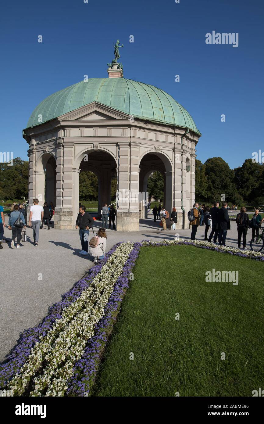 Les touristes au temple de Diana à Munich's Hofgarten. [Traduction automatique] Banque D'Images