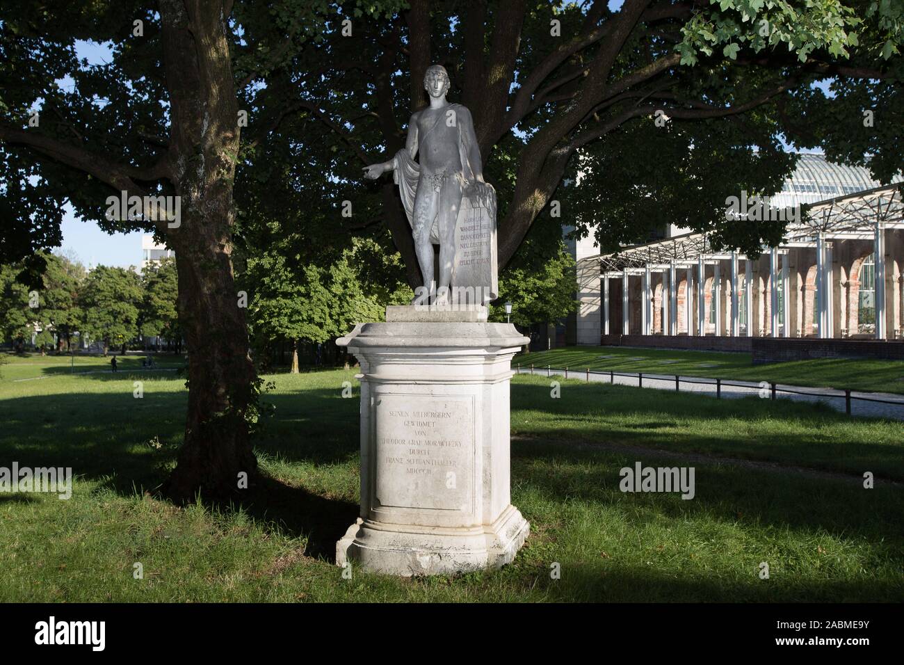 Le plus communément appelée 'inoffensif' statue dans la zone verte de l'Prinz-Carl-Palais près du Jardin Anglais de Munich. Sur la gauche en arrière-plan le couloir couvert à la Chancellerie de l'État de Bavière. [Traduction automatique] Banque D'Images