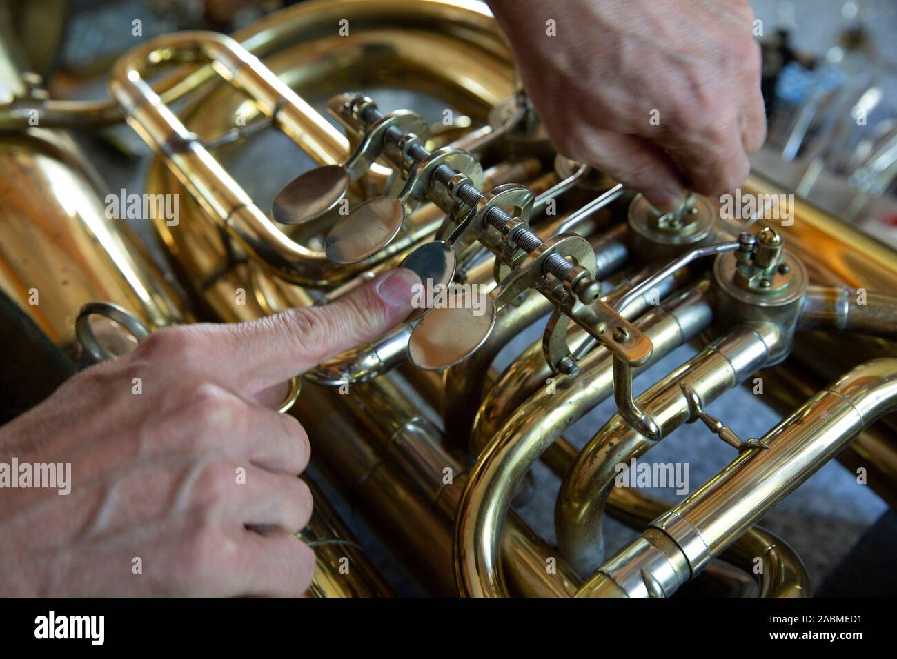 La réparation d'un tuba. L'atelier de maître en Grafrath dispose également d'une nouvelle construction, la vente et l'entretien de metal et d'instruments à vent. [Traduction automatique] Banque D'Images