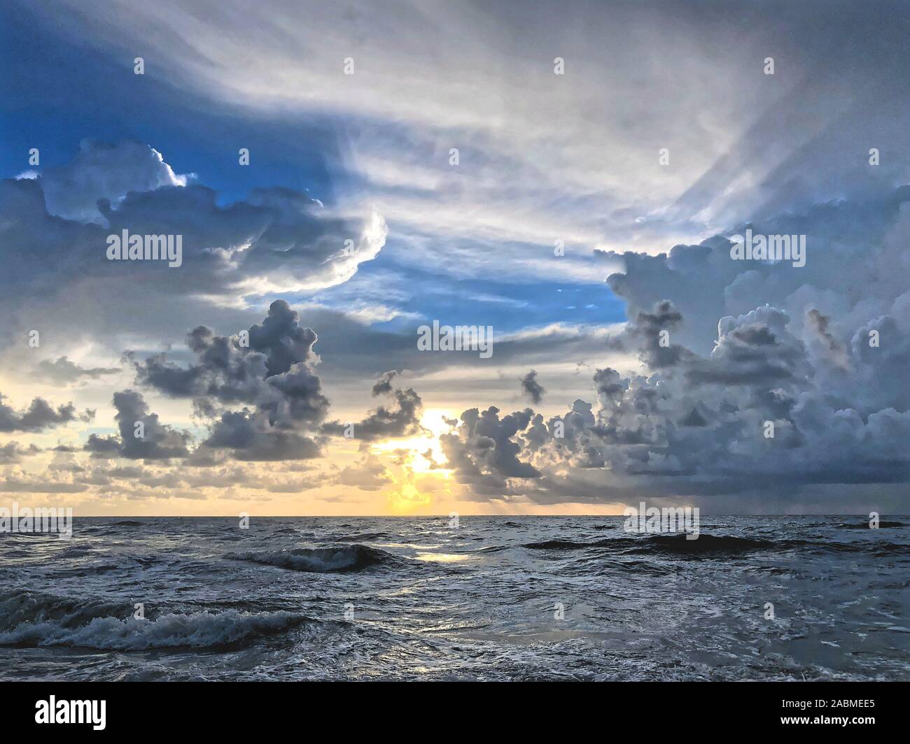Lever du soleil sur la plage de Floride orageux pendant la saison d'ouragan Banque D'Images