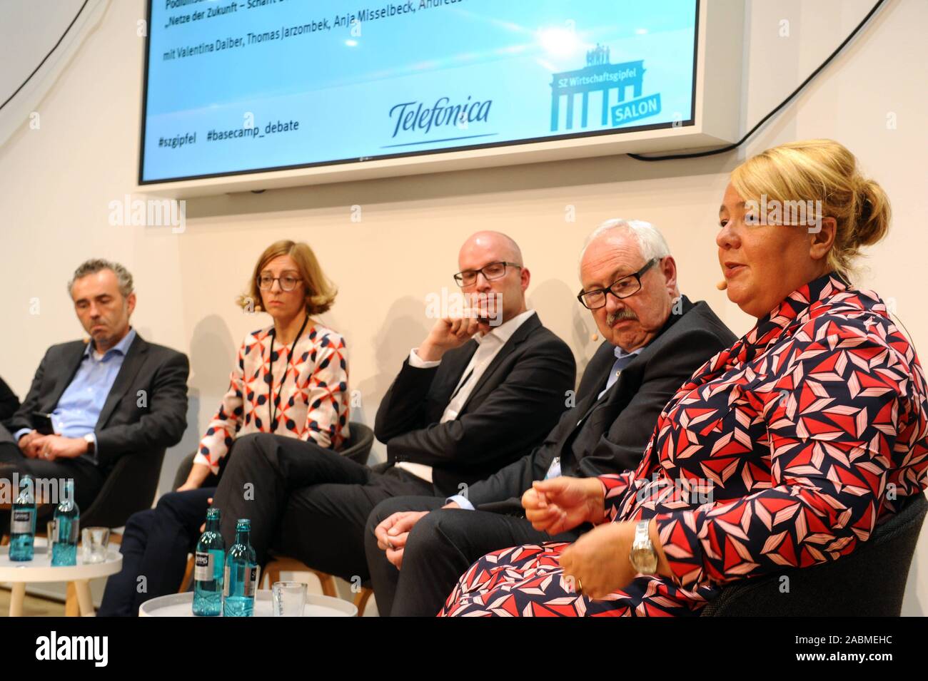 SZ Business Summit beauté présenté par Telefonica à Berlin. Photo (de gauche à droite) : Thomas Jarzombek Ministère fédéral de l'économie et de l'Énergie, Anja Misselbeck (Daimler AG), Andreas Müller (Robert Bosch GmbH), Michael Ziesemer (allemand d'Équipements Électriques et Électroniques Manufacturers' Association - ZVEI) et Valentina Daiber (Telefonica Deutschland) sur le podium. Modération Crestin Gammelin (Süddeutsche Zeitung). [Traduction automatique] Banque D'Images