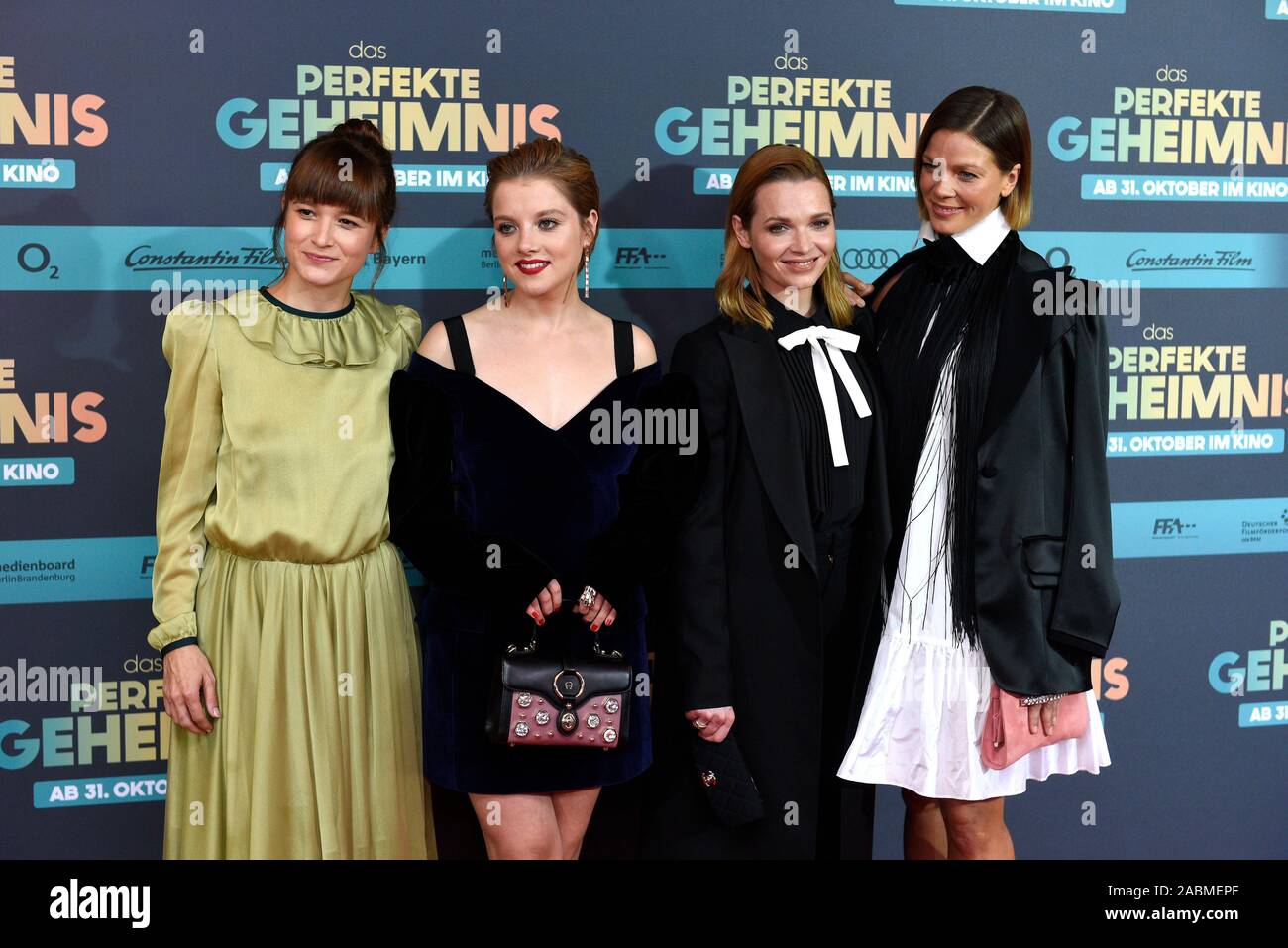De gauche à droite : Producteur Lena Schömann avec les acteurs Jella Haase, Karoline Herfurth et Jessica Schwarz à la première du film 'Das perfekte Geheimnis" au Mathäser Kino à Munich. [Traduction automatique] Banque D'Images