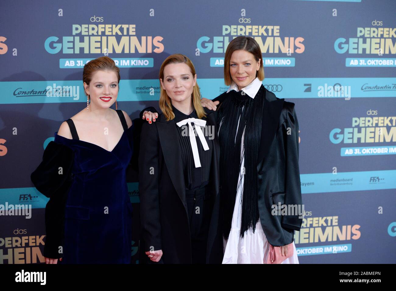 De gauche à droite : les actrices Jella Haase, Karoline Herfurth et Jessica Schwarz à la première du film 'Das perfekte Geheimnis" au Mathäser Kino à Munich. [Traduction automatique] Banque D'Images